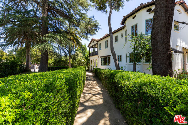 205 S Lomita Avenue, Ojai CA: https://media.crmls.org/mediaz/11c76c24-d17d-4f18-89b4-95858d80ac09.jpg