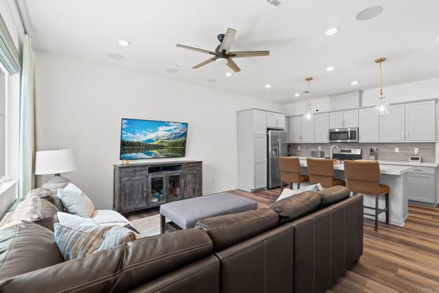 2199 Bluestone Circle, Chula Vista CA: https://media.crmls.org/mediaz/11c78c0b-5560-4a2e-a7b7-4a658e46fec4.jpg