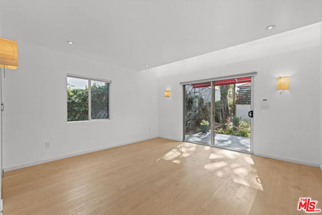 2153 Linnington Avenue, Los Angeles CA: https://media.crmls.org/mediaz/11c7ae55-e247-45cb-8271-d71c1895c38e.jpg