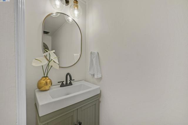 992 Del Norte Dr, Livermore CA: https://media.crmls.org/mediaz/11c7b340-e581-417a-9530-f25ad7b6919c.jpg