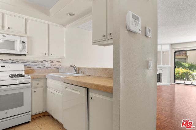 5720 Owensmouth Avenue, Woodland Hills CA: https://media.crmls.org/mediaz/11c8a467-10e3-414b-b1f0-03dc24720507.jpg