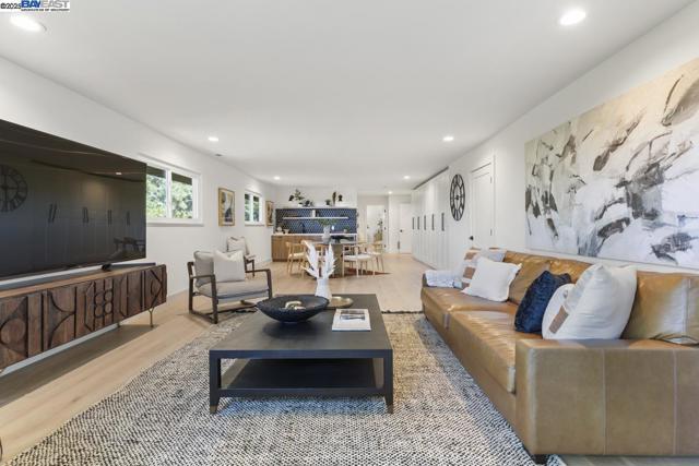 10336 Greenview Dr, Oakland CA: https://media.crmls.org/mediaz/11c8dd3e-184e-42ea-9db0-2b4d1e2558c1.jpg