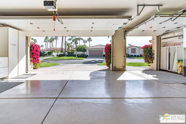 55586 Southern, La Quinta CA: https://media.crmls.org/mediaz/11c9a118-cbf4-4a3b-b891-c01b39894d8b.jpg