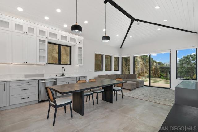 341 Hidden Pines Road, Del Mar CA: https://media.crmls.org/mediaz/11cbcda8-77da-4886-a113-182824564692.jpg