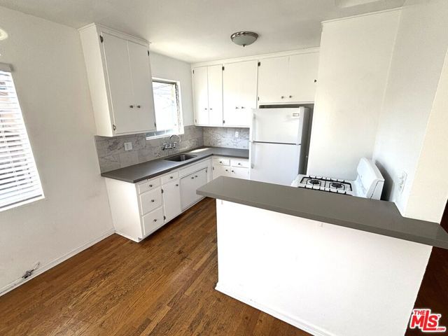 1310 10th Street, Santa Monica CA: https://media.crmls.org/mediaz/11cc70ac-a2e5-4cf3-9a28-a166a723d732.jpg