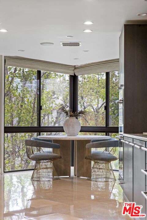 300 N Swall Drive, Beverly Hills CA: https://media.crmls.org/mediaz/11cd43dc-86f3-4b9a-9746-274c965b4291.jpg