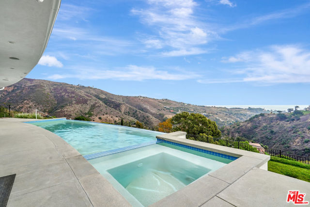 28405 Via Acero Street, Malibu CA: https://media.crmls.org/mediaz/11cd91a8-3d05-4598-a006-81797efe50e6.jpg
