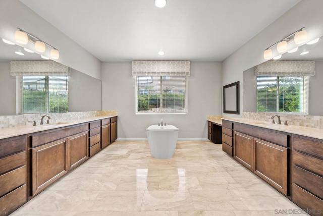 1797 Santa Christina Ave, Chula Vista CA: https://media.crmls.org/mediaz/11cde6b7-642a-41ff-9156-ee2e12a135e8.jpg