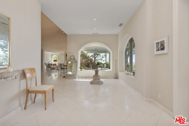 1634 Gilcrest Drive, Beverly Hills CA: https://media.crmls.org/mediaz/11ce2a33-fdbc-4617-918c-06a4194e3608.jpg
