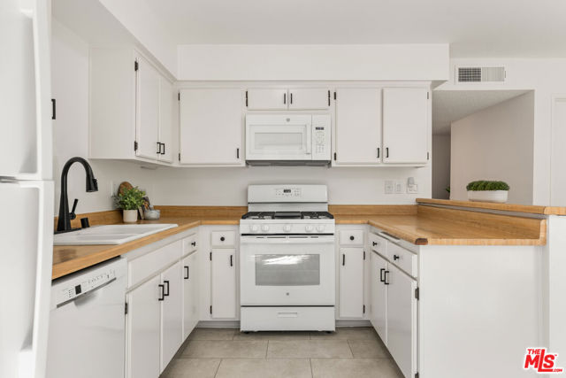 22038 Vanowen Street, Woodland Hills CA: https://media.crmls.org/mediaz/11ce63ef-e01c-45d8-975c-aebb78c96785.jpg