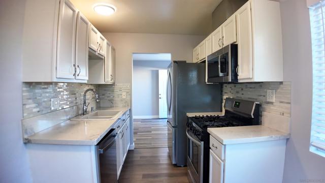 3934 Marine View Ave, San Diego CA: https://media.crmls.org/mediaz/11cfb89c-3b0b-4ae6-aa04-4a68b25f2cdc.jpg