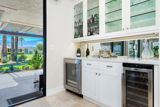 9 Furman Court, Rancho Mirage CA: https://media.crmls.org/mediaz/11cfe0d1-f08d-42cf-9ad8-7846ea0c8c40.jpg