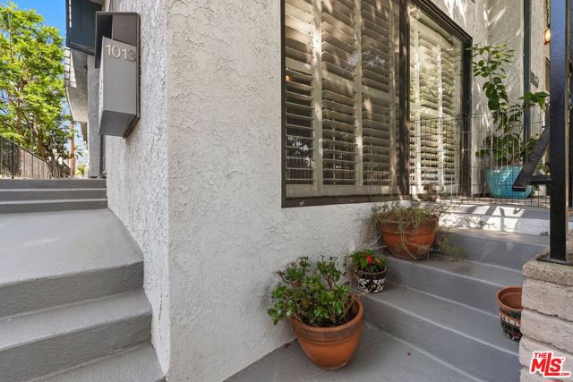 1013 16th Street, Santa Monica CA: https://media.crmls.org/mediaz/11cff941-63c1-4b8c-8e0e-b0df47c84c3e.jpg
