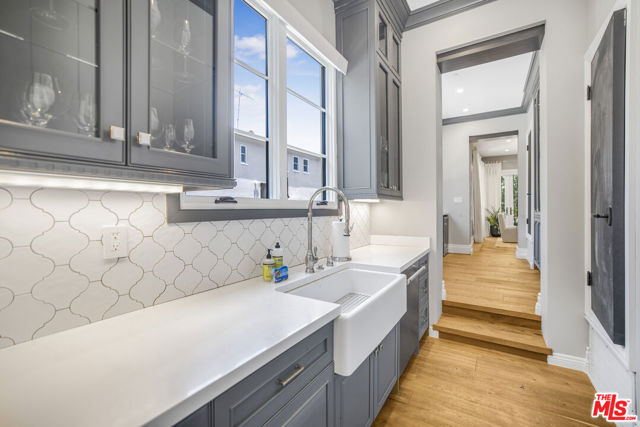 439 S Spalding Dr, Beverly Hills CA: https://media.crmls.org/mediaz/11d01bbf-de89-459a-810e-e006707a00fb.jpg