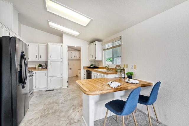 6496 Friendly Place, Carlsbad CA: https://media.crmls.org/mediaz/11d01df6-f9c5-4c34-b90a-794e0d22f960.jpg