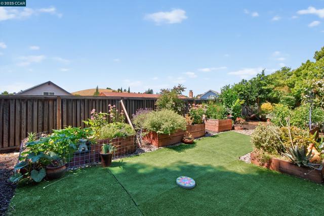 2173 Madrone Dr, Fairfield CA: https://media.crmls.org/mediaz/11d0b7ad-3a0c-4ca0-8354-5f2b6e74ee73.jpg