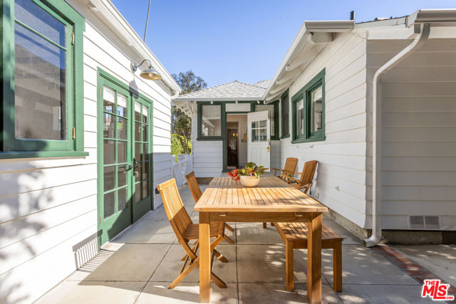 601 S Hudson Avenue, Pasadena CA: https://media.crmls.org/mediaz/11d0bc12-a7e3-464f-9100-ef53e9c689e5.jpg
