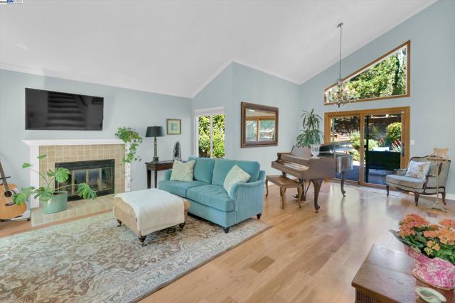 2277 Stillcreek Ct, Martinez CA: https://media.crmls.org/mediaz/11d0cbde-0bf8-42a2-b13c-68551a8410cd.jpg