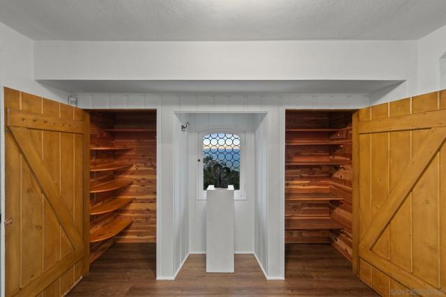 7520 Hillside Dr, La Jolla CA: https://media.crmls.org/mediaz/11d0f006-3dd1-4efe-ac79-7e13b36a30a5.jpg