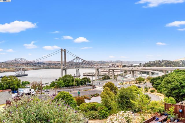 104 Bridgeview Ct, Crockett CA: https://media.crmls.org/mediaz/11d167eb-57a2-42f6-b378-5b8613c77691.jpg