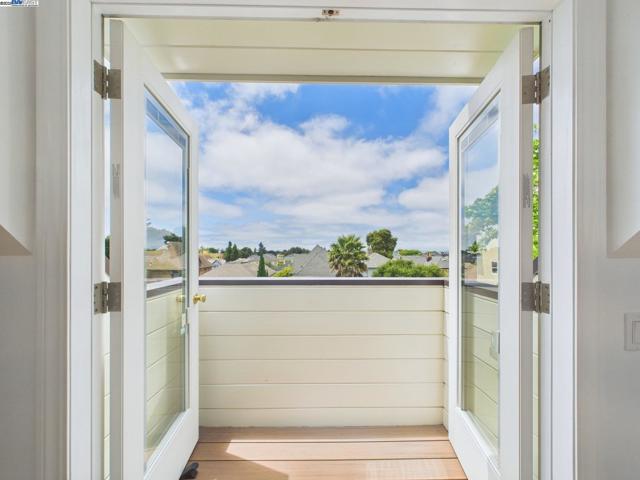 1709 Myrtle St, Oakland CA: https://media.crmls.org/mediaz/11d18df8-9b56-41cc-8cb9-920427c4837b.jpg