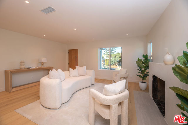 5325 S Victoria Avenue, Los Angeles CA: https://media.crmls.org/mediaz/11d1d134-b90d-4822-a884-3156bfcfad4d.jpg