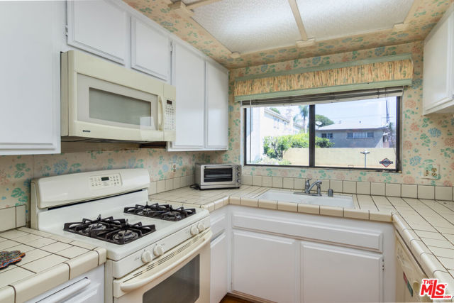 14311 Hartsook Street, Sherman Oaks CA: https://media.crmls.org/mediaz/11d2d444-6e48-4f96-b41f-e89ab1d87e71.jpg