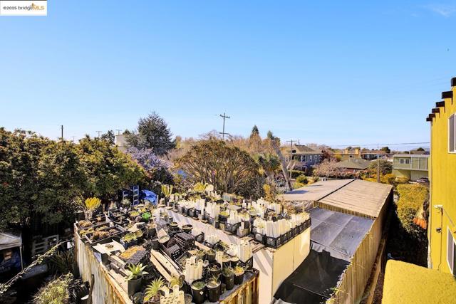 2327 10Th St, Berkeley CA: https://media.crmls.org/mediaz/11d34b6b-b34e-4292-a5a4-156a8886b196.jpg