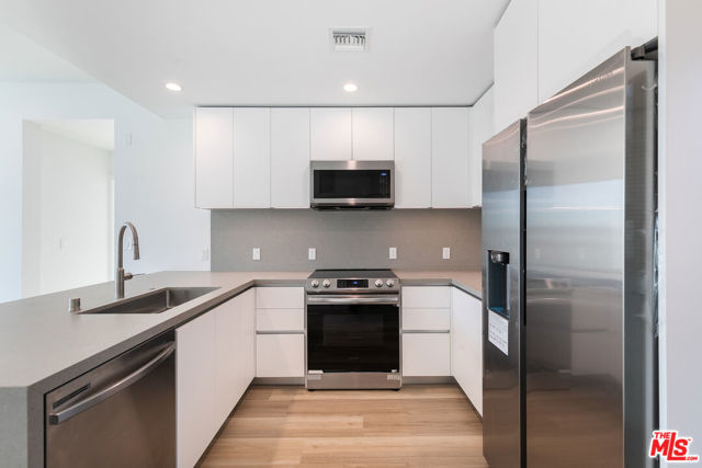 829 Larrabee Street, West Hollywood CA: https://media.crmls.org/mediaz/11d3a29e-5f25-4227-a8c4-6c8b4f02a9a1.jpg
