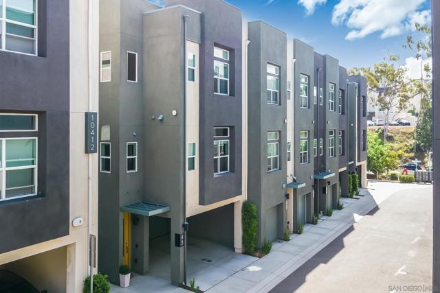 10402 Harlow Cir, San Diego CA: https://media.crmls.org/mediaz/11d3c8b6-b08a-48cd-889c-4e29ba0418ce.jpg