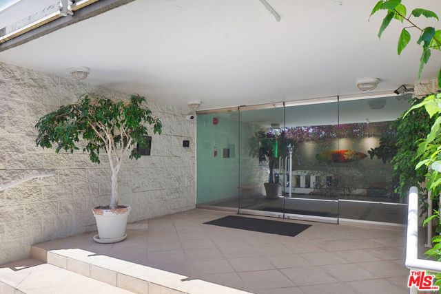 723 Palisades Beach Road, Santa Monica CA: https://media.crmls.org/mediaz/11d6341b-af9b-4804-9419-edeaaad1eaa8.jpg