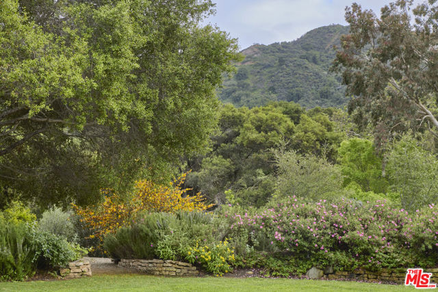 901 Crater Camp Drive, Calabasas CA: https://media.crmls.org/mediaz/11d6ac55-388c-4bb7-b99d-14223c98ce82.jpg