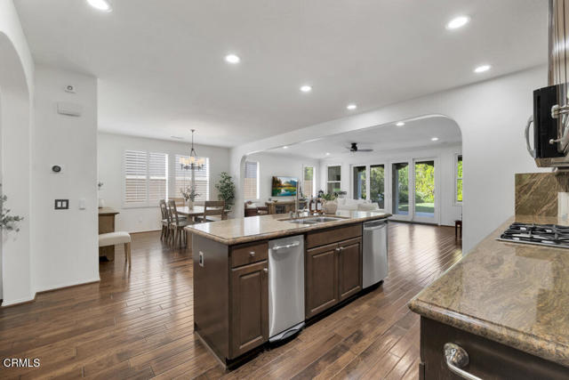 11806 Ricasoli Way, Porter Ranch CA: https://media.crmls.org/mediaz/11d75c26-136b-49ce-909b-c5392a4bdca9.jpg