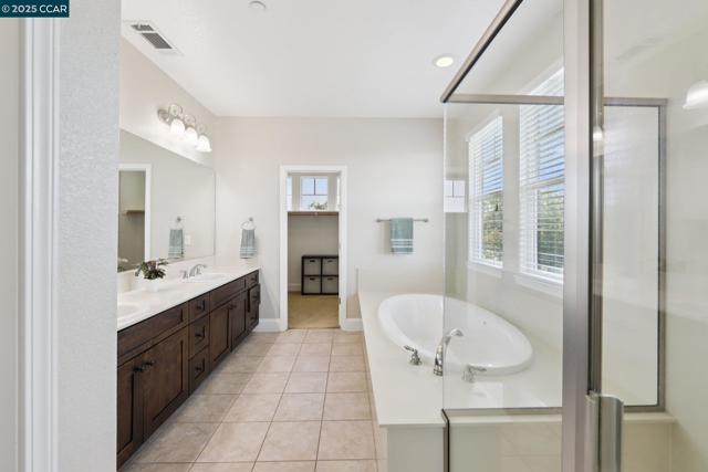 1610 Coventry Dr, Oakley CA: https://media.crmls.org/mediaz/11d84420-71fe-4f3a-aef3-a7c695d716d3.jpg
