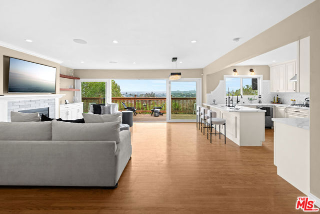 4113 Don Diablo Drive, Los Angeles CA: https://media.crmls.org/mediaz/11da25d0-0e3d-4987-8cdc-6e3c7a30bbb3.jpg