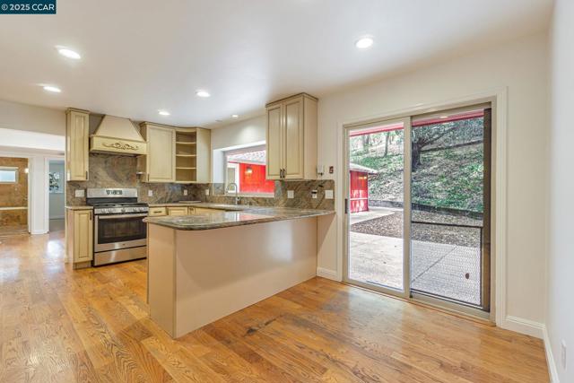 9 Wanda Way, Martinez CA: https://media.crmls.org/mediaz/11db1c0c-916e-449c-89bc-fb30ca34d797.jpg
