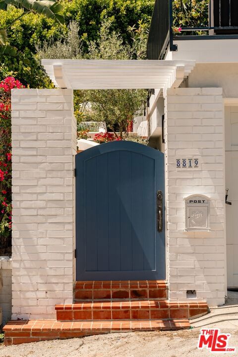 8819 Evanview Drive, Los Angeles CA: https://media.crmls.org/mediaz/11dde504-a928-47a5-9534-d59b7ddd25a3.jpg