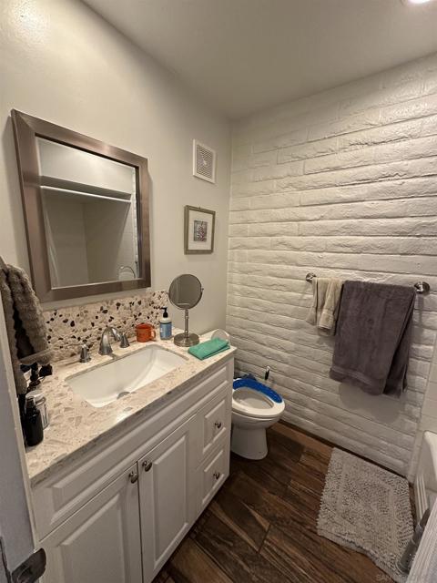 1943 45 Coast Blvd, Del Mar CA: https://media.crmls.org/mediaz/11de435e-3ea5-4fd1-a9ef-1459b5cae5f1.jpg