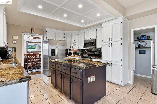 5090 Double Point Way, Discovery Bay CA: https://media.crmls.org/mediaz/11de8a4a-ebc2-46aa-91b3-fa5732a8c9a8.jpg
