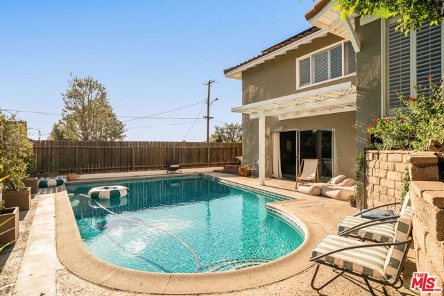 4748 Round Top Drive, Los Angeles CA: https://media.crmls.org/mediaz/11df1fd5-0faa-4e13-8481-e13883a2f71d.jpg