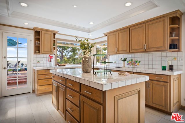 23255 W Paloma Blanca Drive, Malibu CA: https://media.crmls.org/mediaz/11dfb97a-e965-4520-8e60-ad80432d0414.jpg