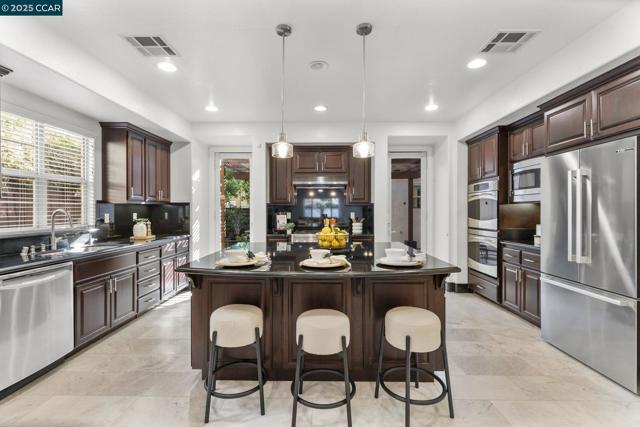 7509 Balmoral Way, San Ramon CA: https://media.crmls.org/mediaz/11dfc080-179d-478e-9408-104301b81511.jpg