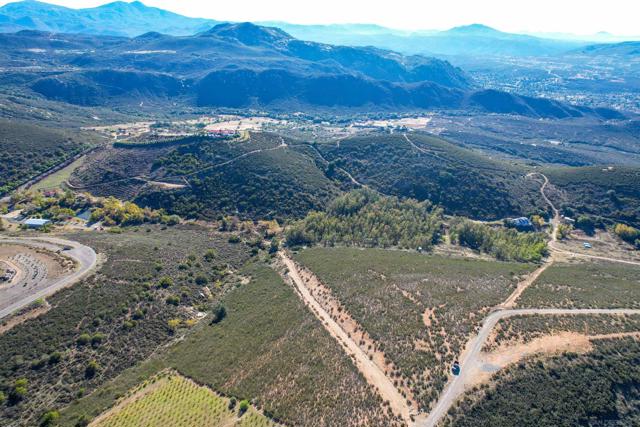 18408 Sweet Ln, Ramona CA: https://media.crmls.org/mediaz/11dfe39a-7e6a-45a3-834c-92086866ef88.jpg