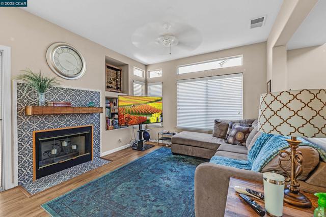 967 Heather Ln, San Lorenzo CA: https://media.crmls.org/mediaz/11e01af1-15d8-4f9e-98ec-1e2969fe09ab.jpg