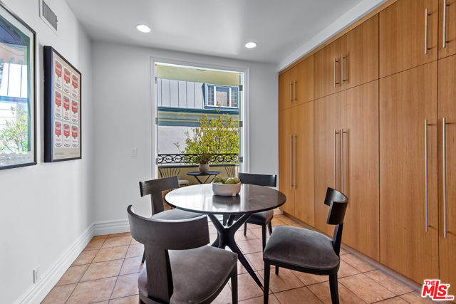 10116 Empyrean Way, Los Angeles CA: https://media.crmls.org/mediaz/11e0e43e-8c21-4c41-b974-e0bc906aa1fb.jpg