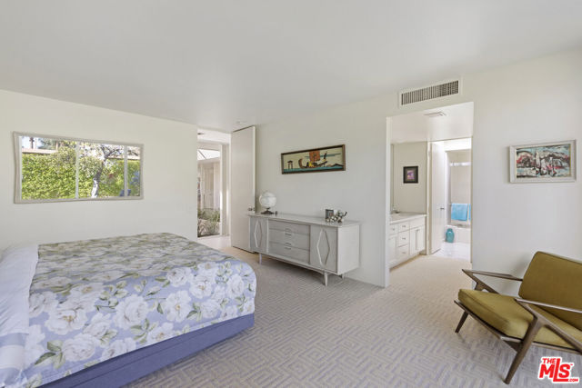 6 Cody Court, Rancho Mirage CA: https://media.crmls.org/mediaz/11e13166-4a72-4f67-a53c-467121d4d3bf.jpg