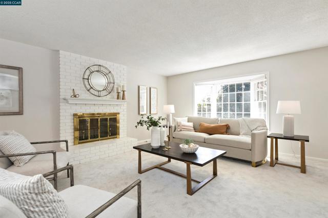 2646 Roundhill Dr, Alamo CA: https://media.crmls.org/mediaz/11e189d0-9226-4e30-b05a-39d8b1c32b2a.jpg