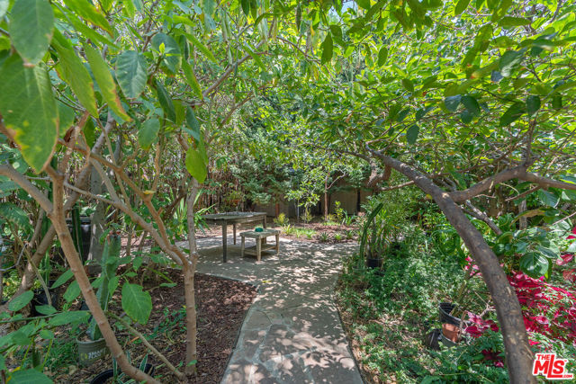 1049 Elden Avenue, Los Angeles CA: https://media.crmls.org/mediaz/11e1d92c-28f4-40bd-bd4e-40f9087cd686.jpg