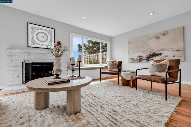 31 Turtle Creek Street, Oakland CA: https://media.crmls.org/mediaz/11e30cb9-0a7b-4b72-84b1-3c075e2a99ed.jpg