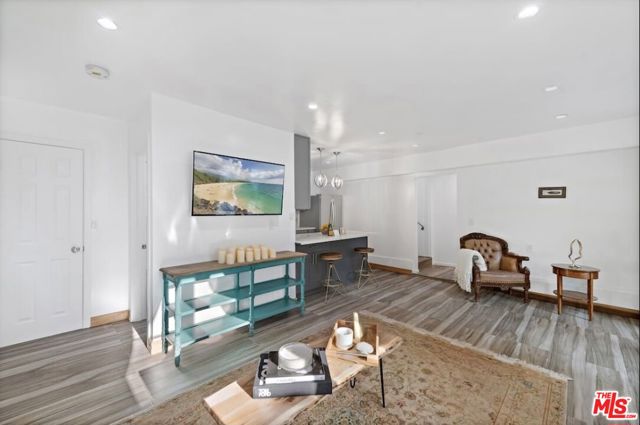 1174 Coldwater Canyon Drive, Beverly Hills CA: https://media.crmls.org/mediaz/11e34495-b5ba-40e7-882a-812133b75a55.jpg